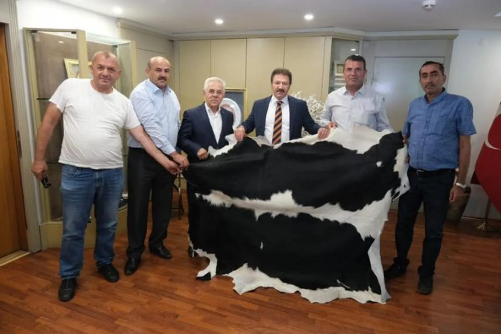 Esnaf Başkanları Yiğiner'i hediyeye Boğdular