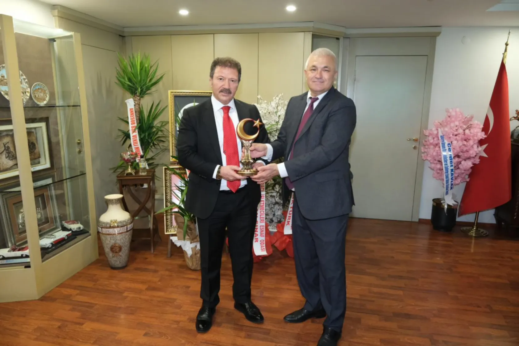 Esnaf Başkanları Yiğiner'i hediyeye Boğdular