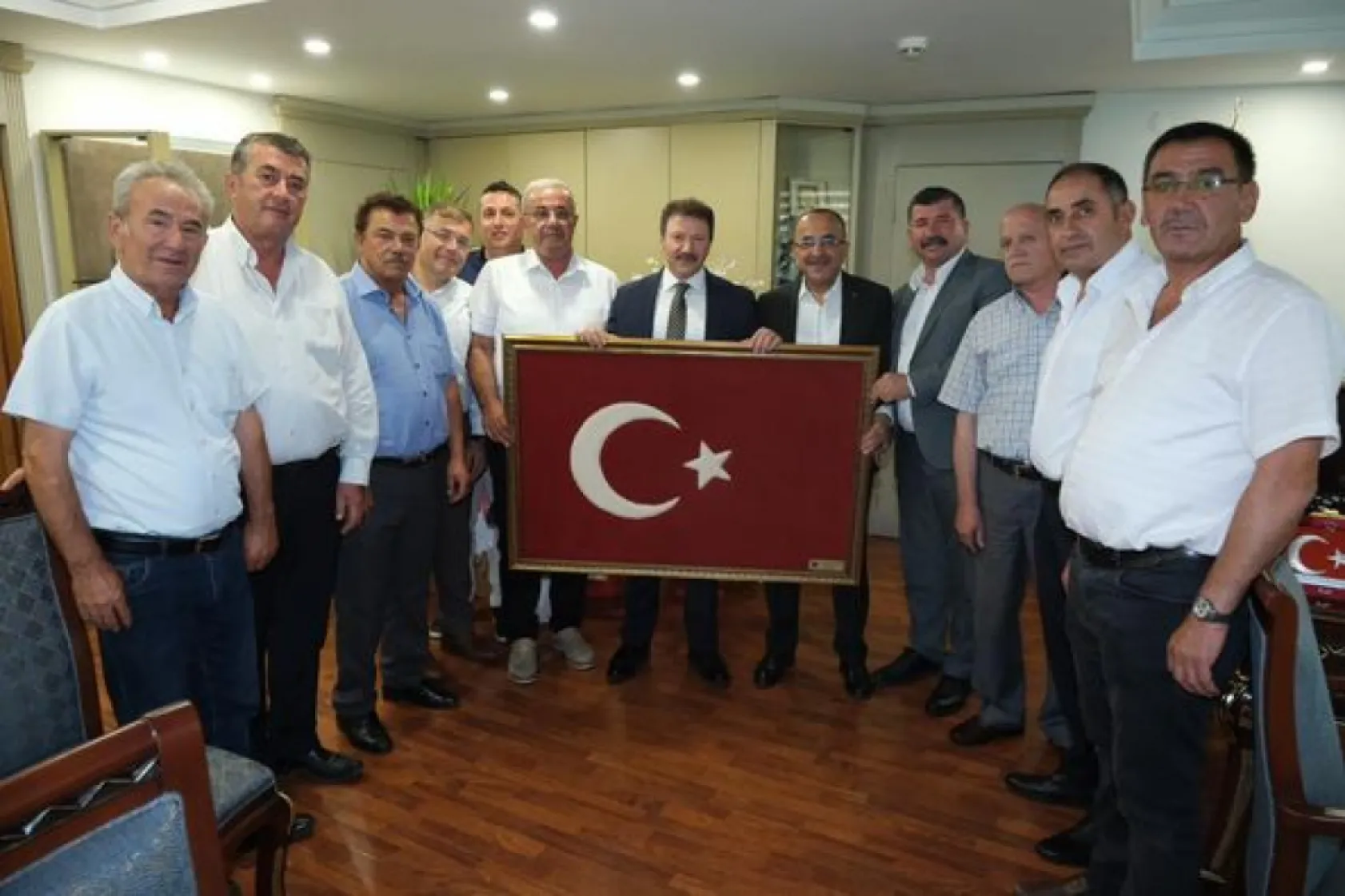 Esnaf Başkanları Yiğiner'i hediyeye Boğdular