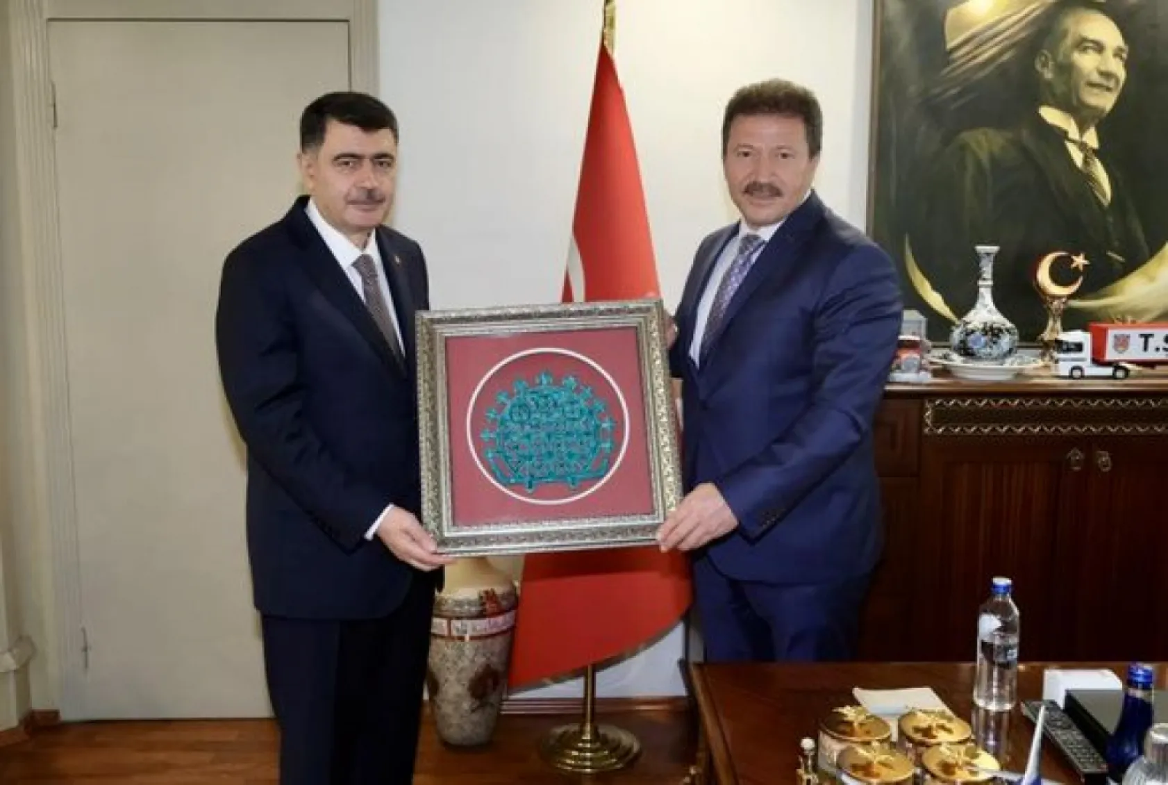 Esnaf Başkanları Yiğiner'i hediyeye Boğdular