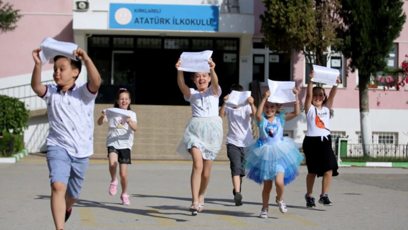 19 milyon öğrenci bugün karne alıyor