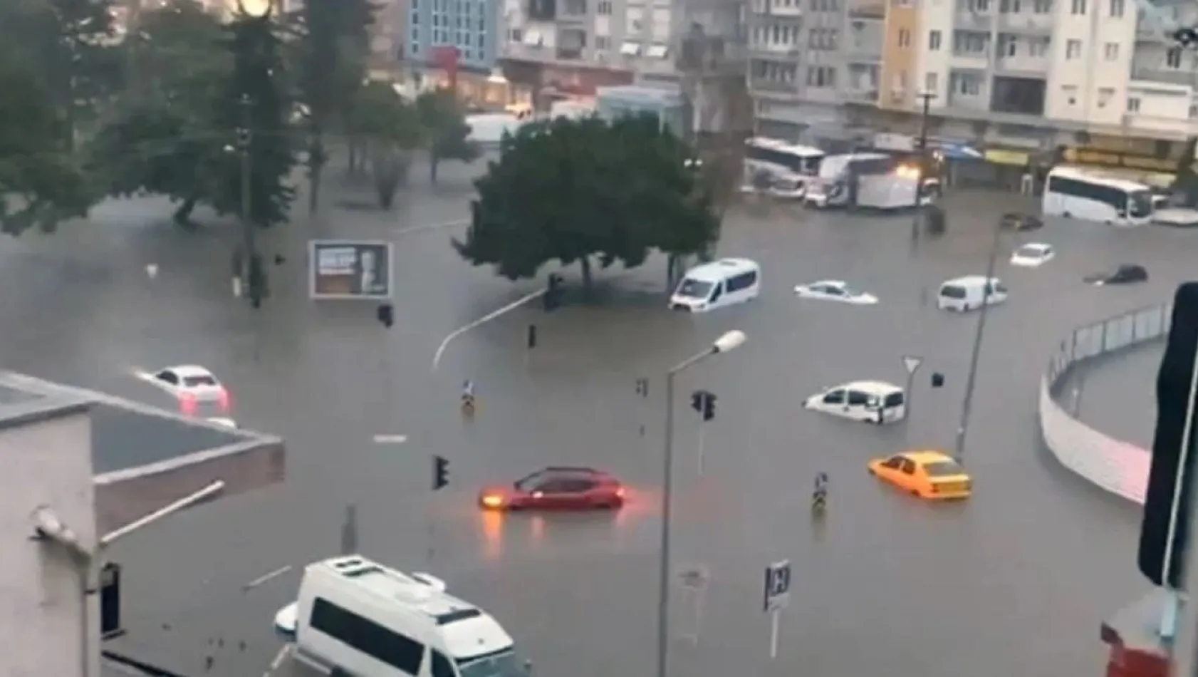 Antalya'yı sel vurdu