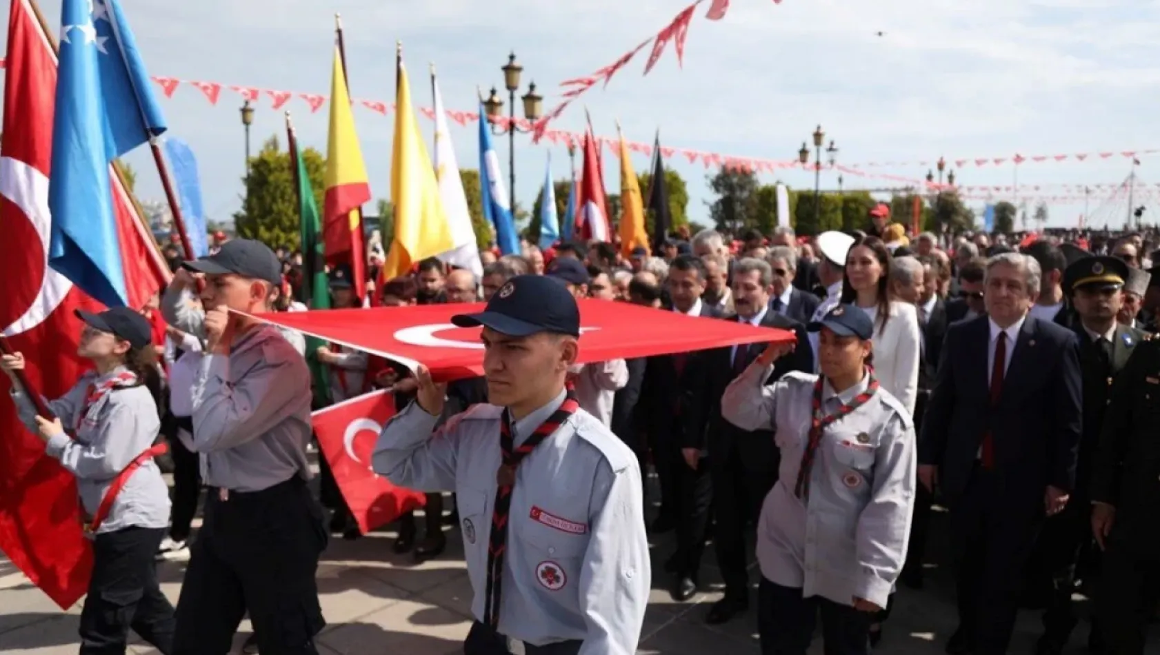 Atatürk'ü temsil eden bayrak Samsun'da karaya çıkarıldı