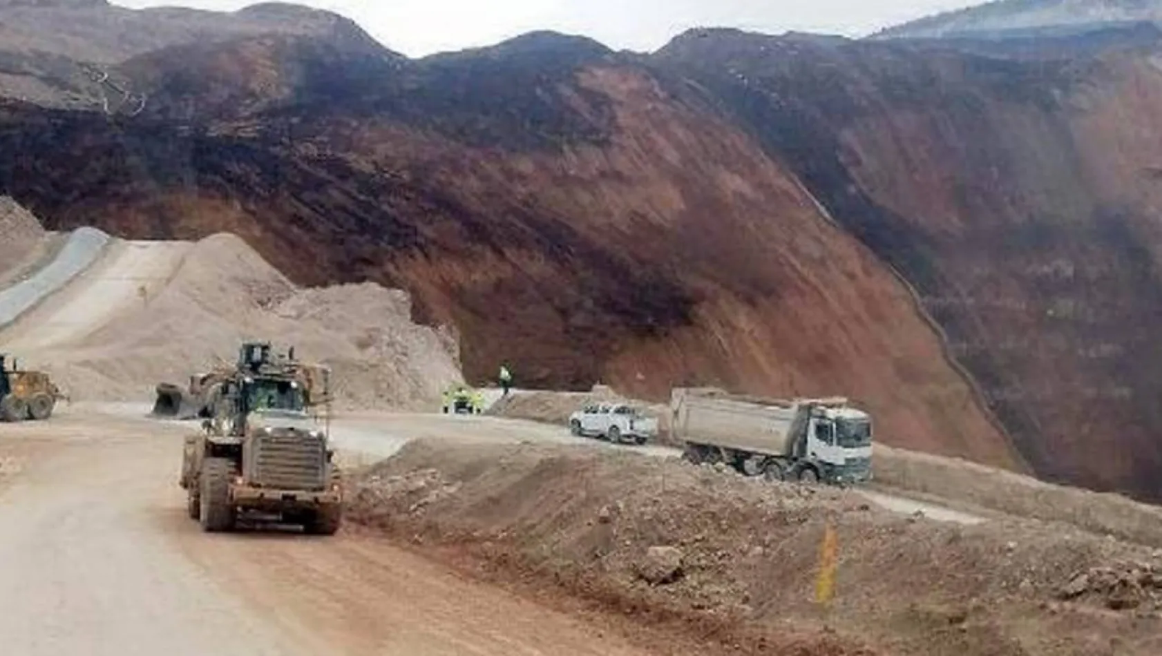 Erzincan'da altın madeninde toprak kayması, işçilerden toprak altında kalanlar var