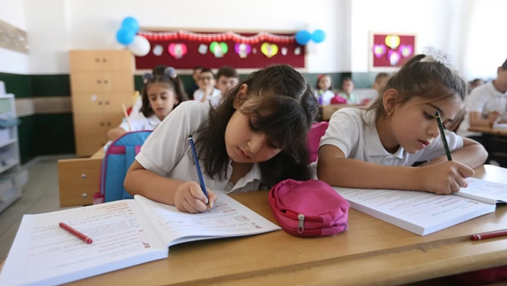 Öğrenciler bugün karne alıp yarıyıl tatiline başlayacak