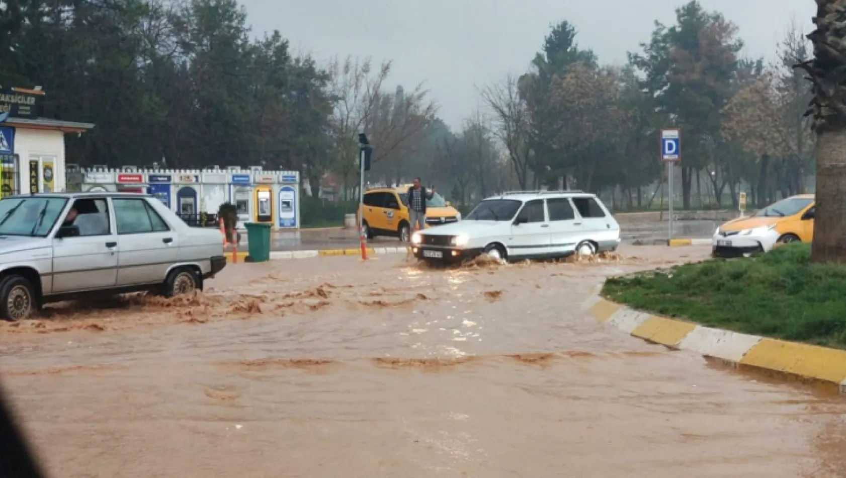 Sahte vali okulları tatil etti