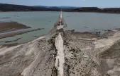 Barajda su seviyesi düştü: Eski kara yolu ortaya çıktı