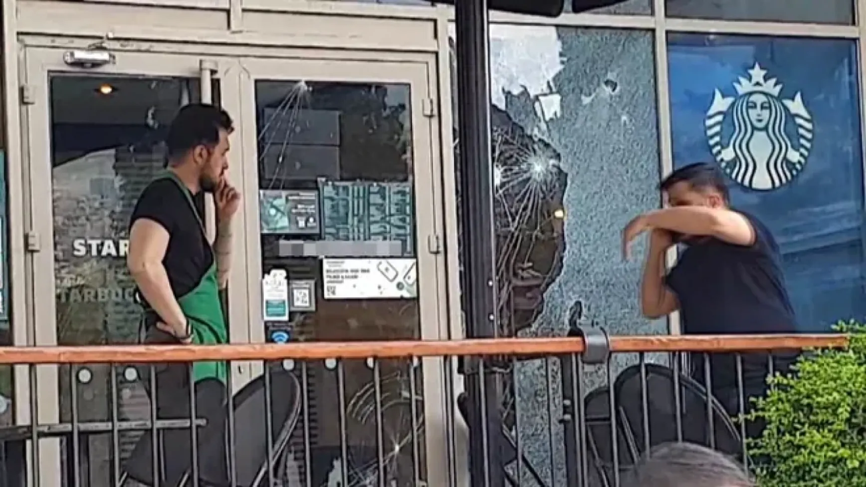 Starbucks'ın şubesine taşlı saldırı