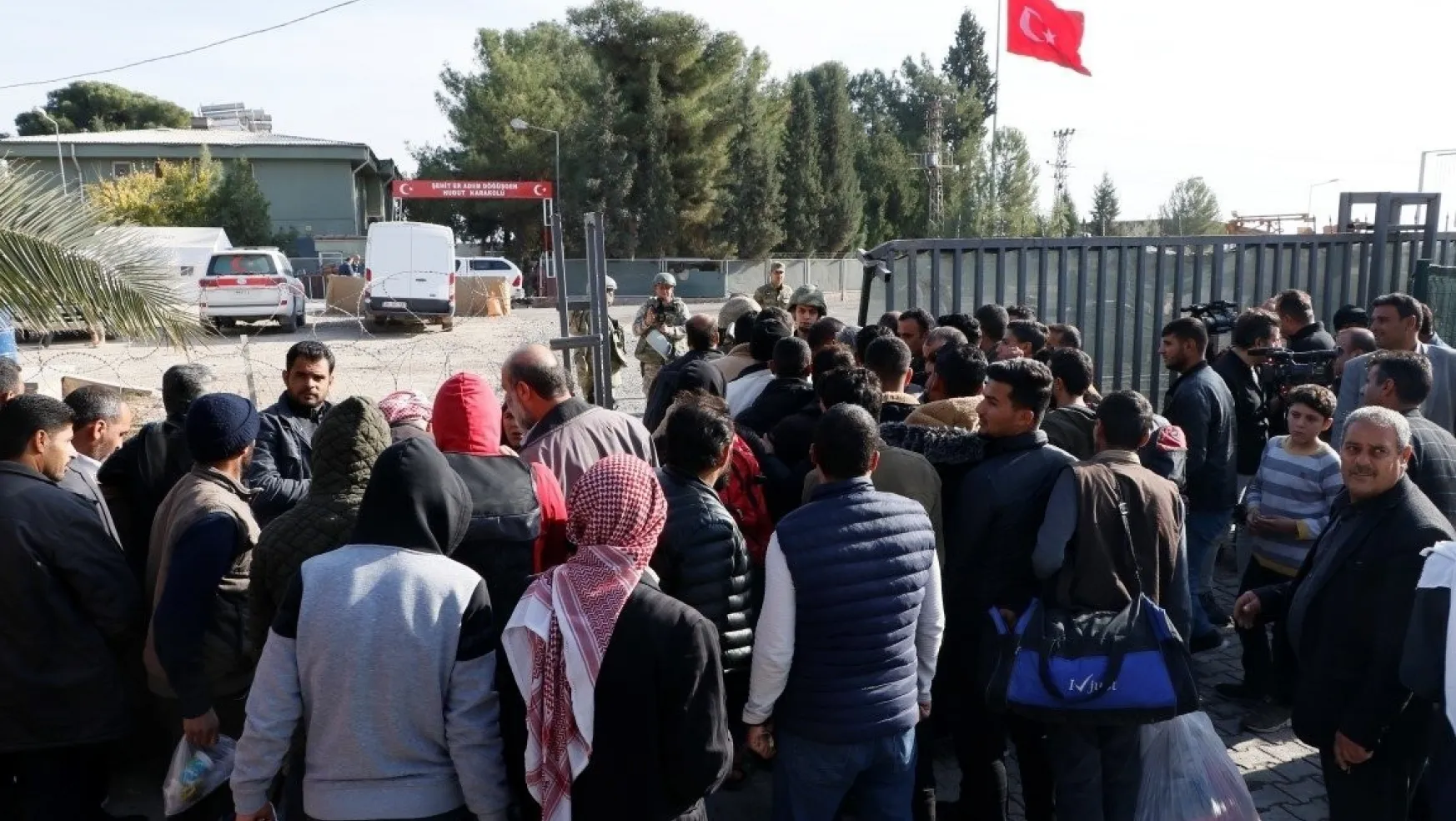 25 Bin Sivil Türkiye Sınırında