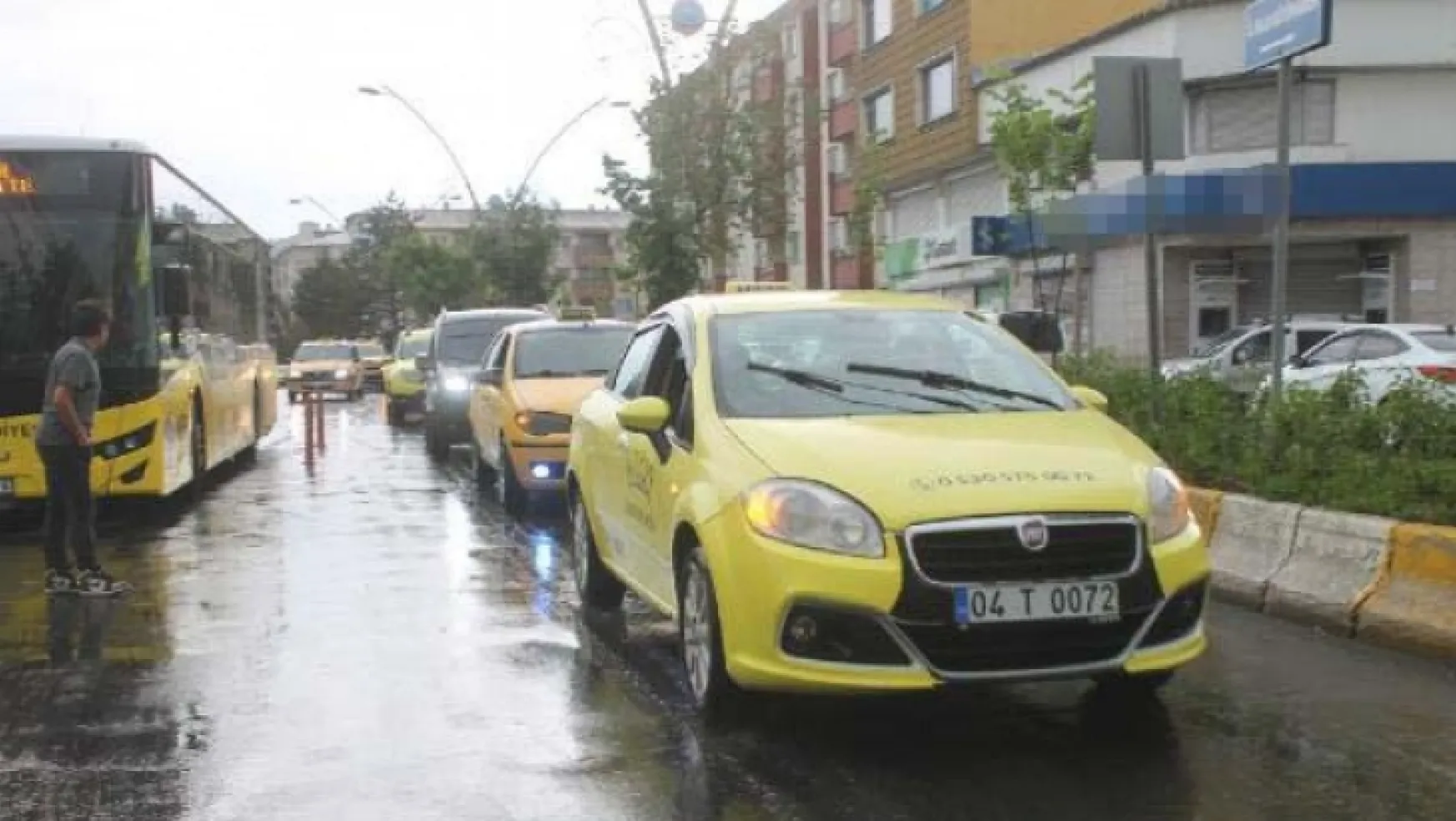 Ağrı'da taksiciler akaryakıt zamlarını protesto etti