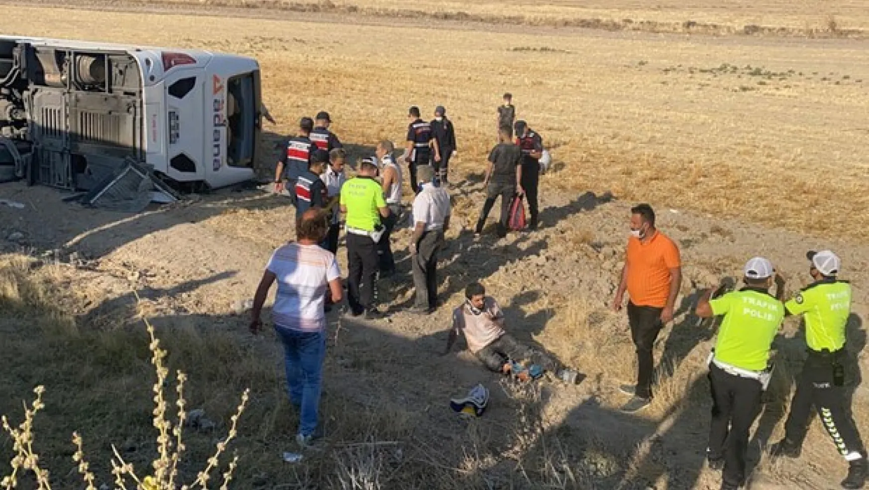 Aksaray'da yolcu otobüsü devrildi: 30 yaralı