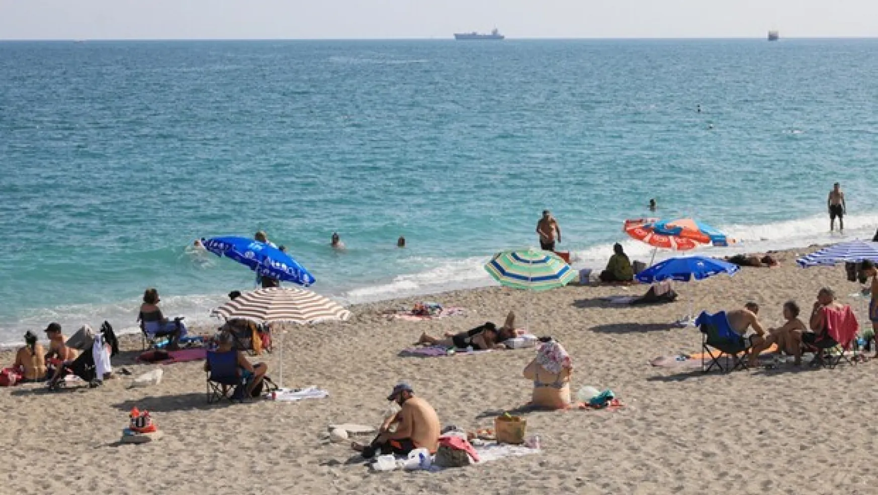 Antalya'da sıcak hava ve yüksek nem sonrası sahiller doldu