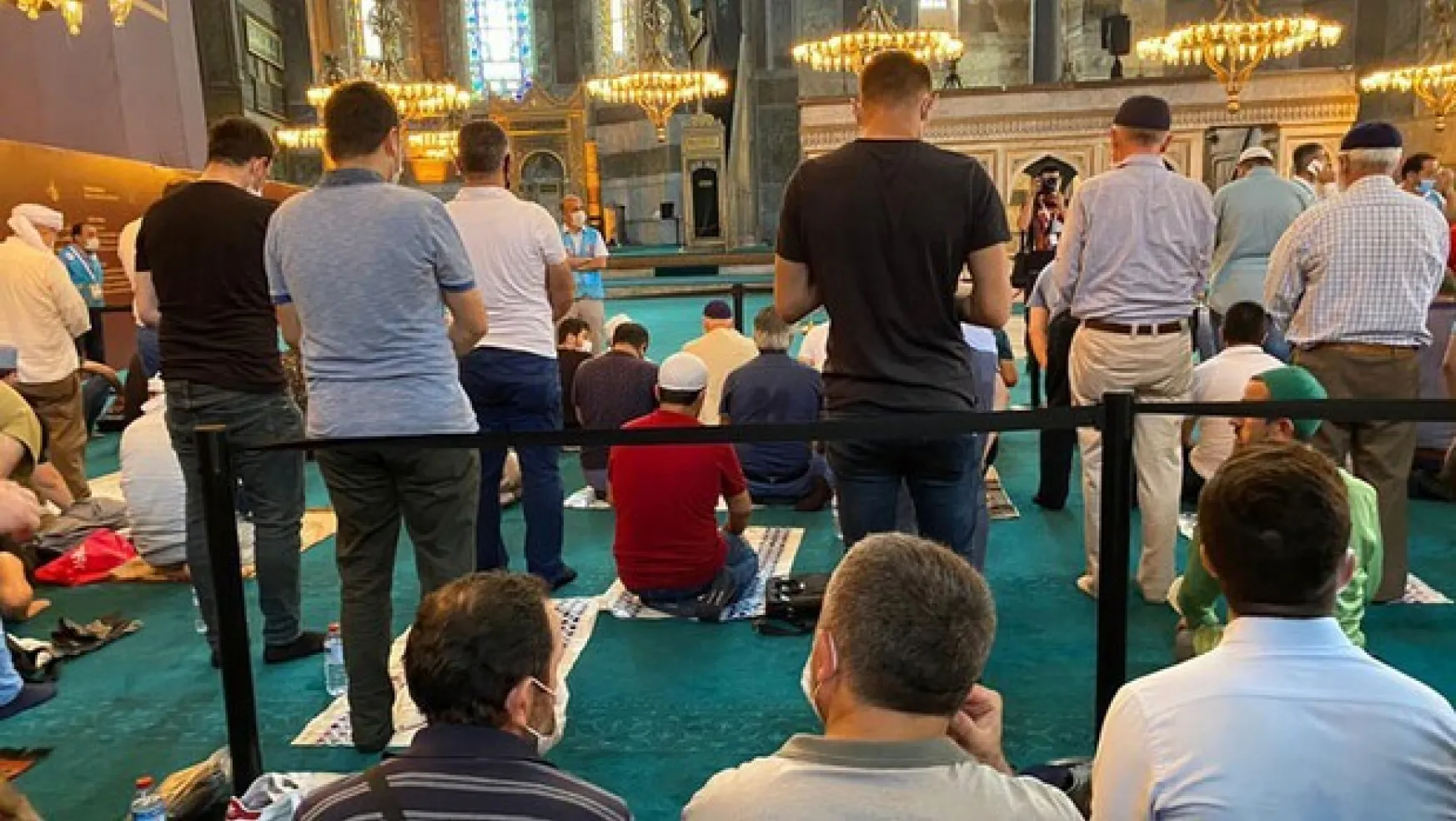 Ayasofya Camii bugün de ziyaretçi akınına uğradı
