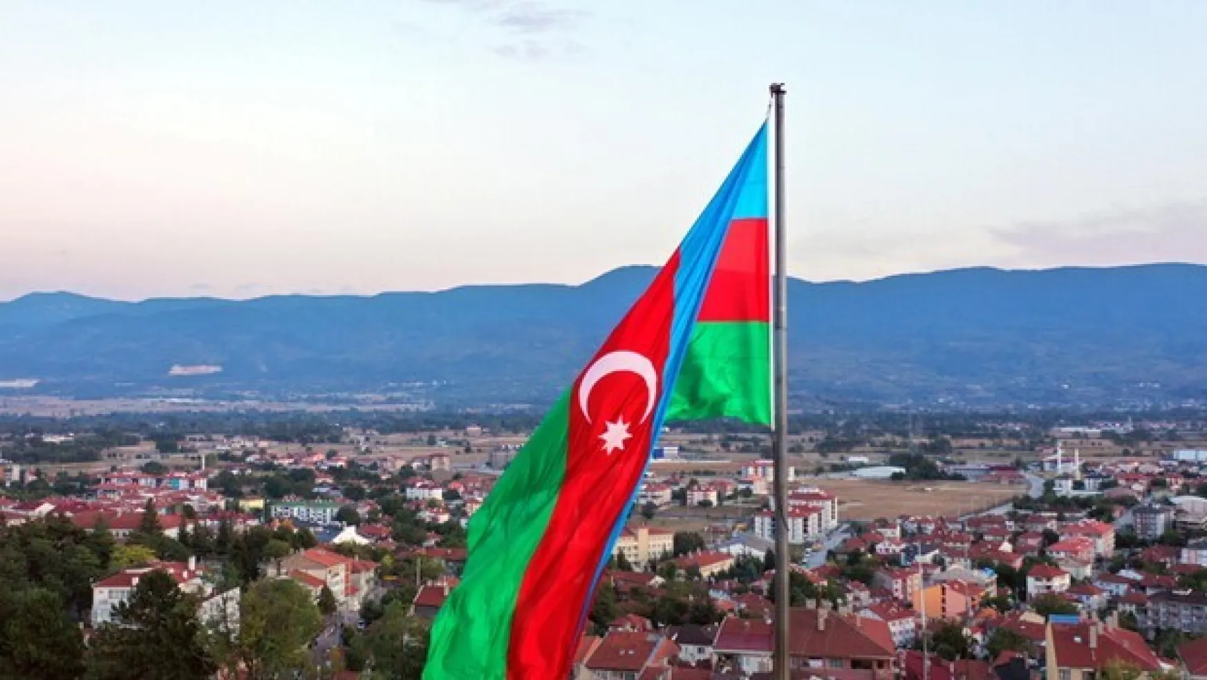 Azerbaycan'a dev bayrakla destek