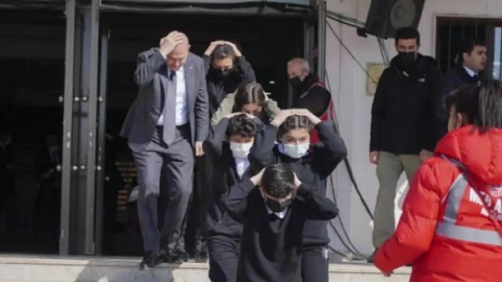 Bakanlar Soylu ve Özer, okulda deprem tatbikatında