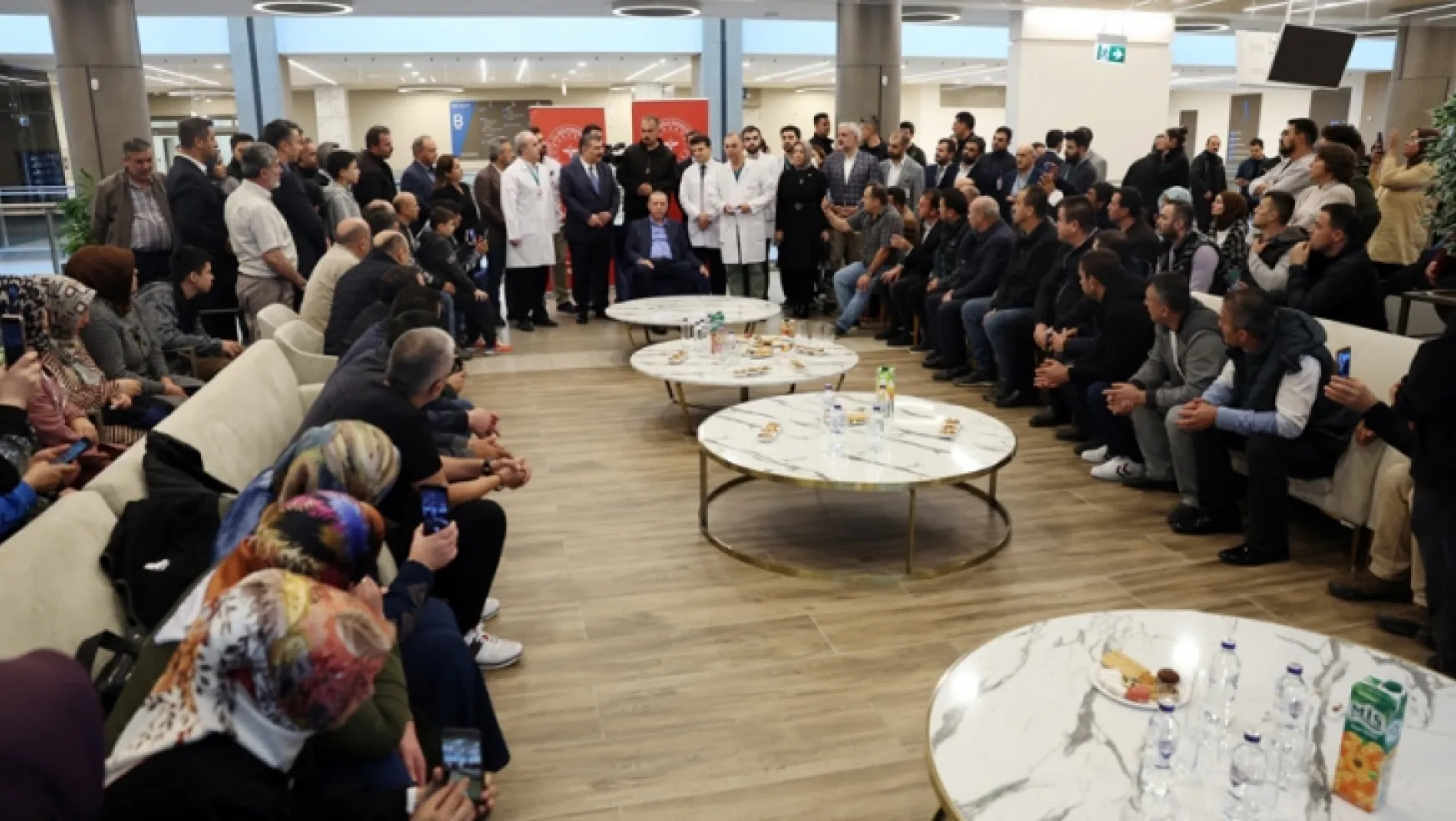 Cumhurbaşkanı Erdoğan, İstanbul'da tedavi gören madencileri ziyaret etti