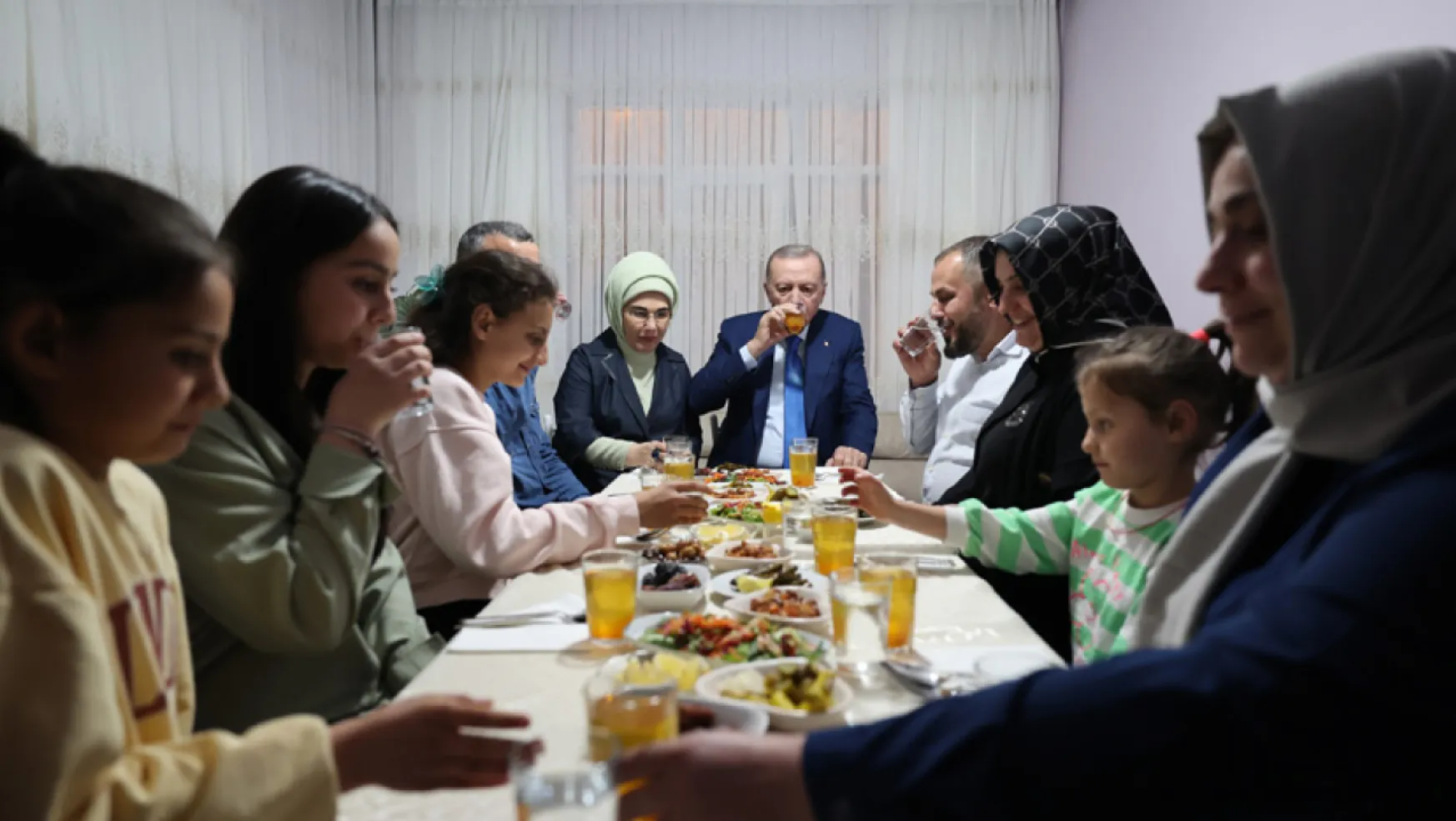 Cumhurbaşkanı Erdoğan ve eşi Emine Erdoğan, Ankara'da Taş ailesine iftarda konuk oldu