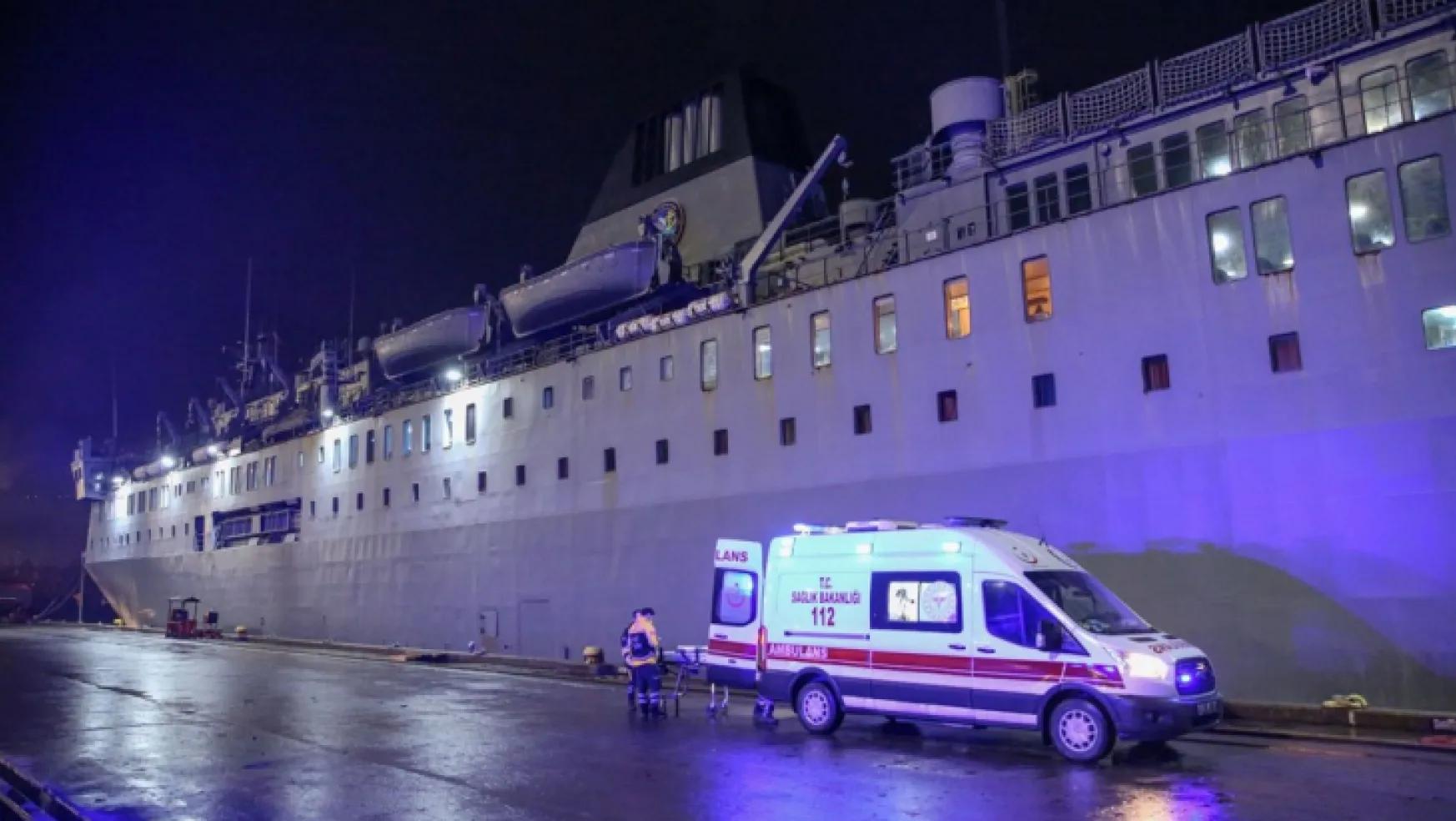 Deprem bölgesinden yaralı tahliyesi: TCG İskenderun gemisi Hatay'da