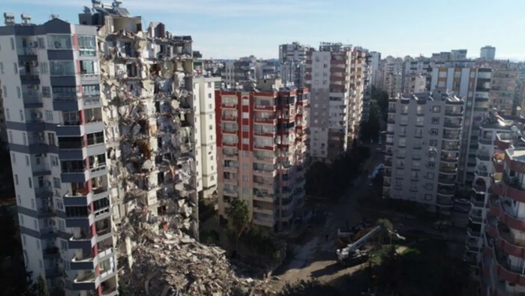 Deprem müteahhidinden savunma: Yalnızca bir kısmı yıkıldı