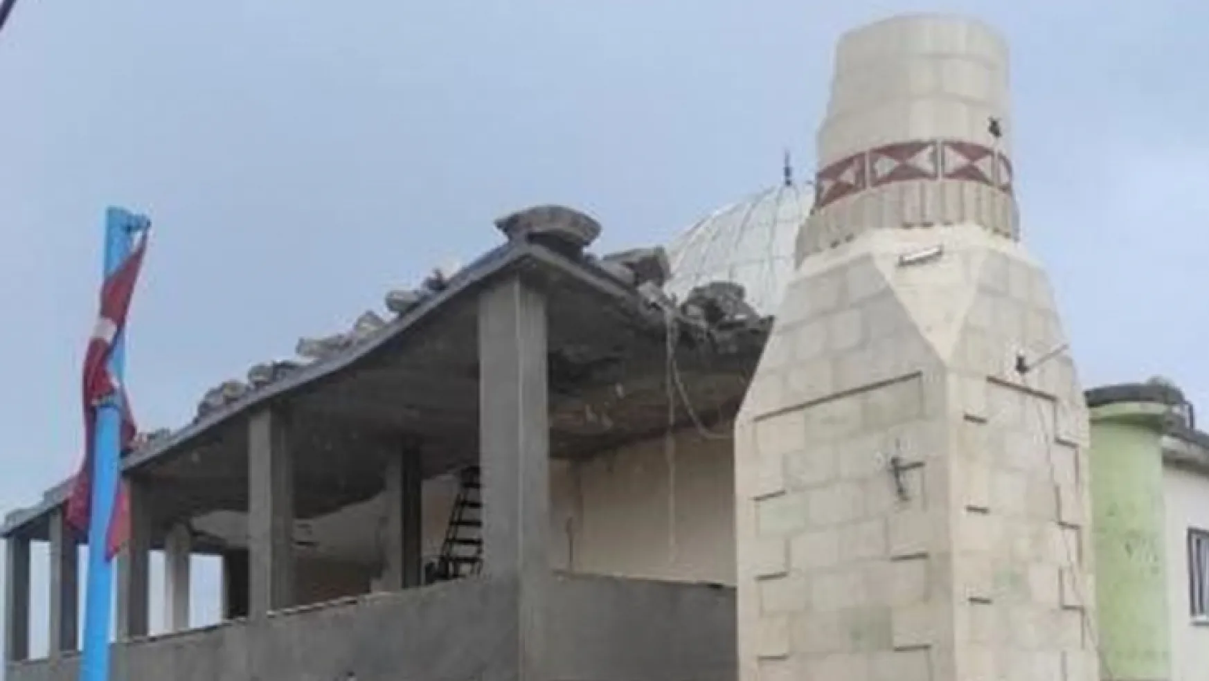 Diyarbakır'da fırtına minareleri yıktı, çatılar uçtu