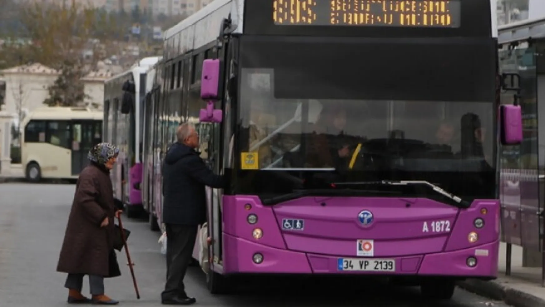 Emekliler otobüs şoförlerinden şikayetçi: Durmuyorlar