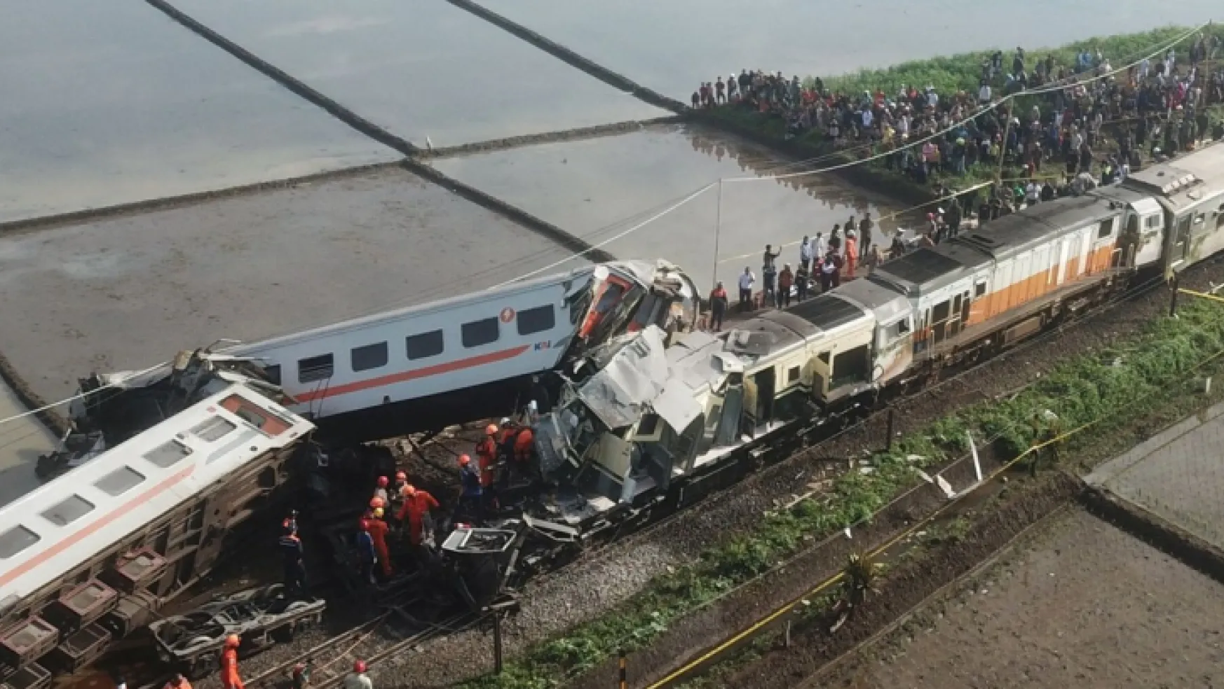 Endonezya'da iki yolcu treni çarpıştı