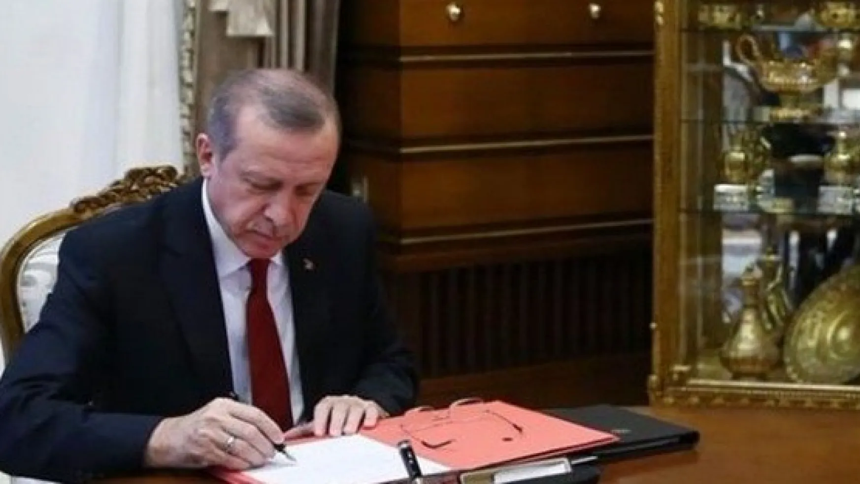 Erdoğan 3 Bürokratı Görevden Aldı