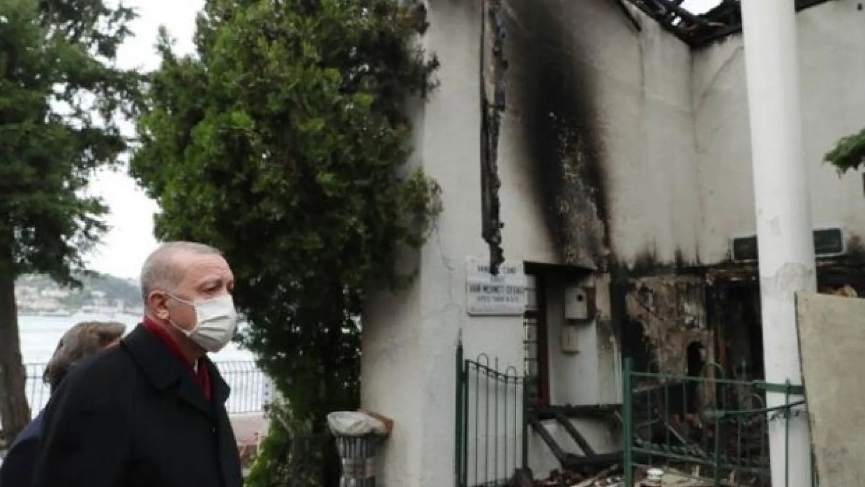 Erdoğan, yanan Vaniköy Camii'ni ziyaret etti