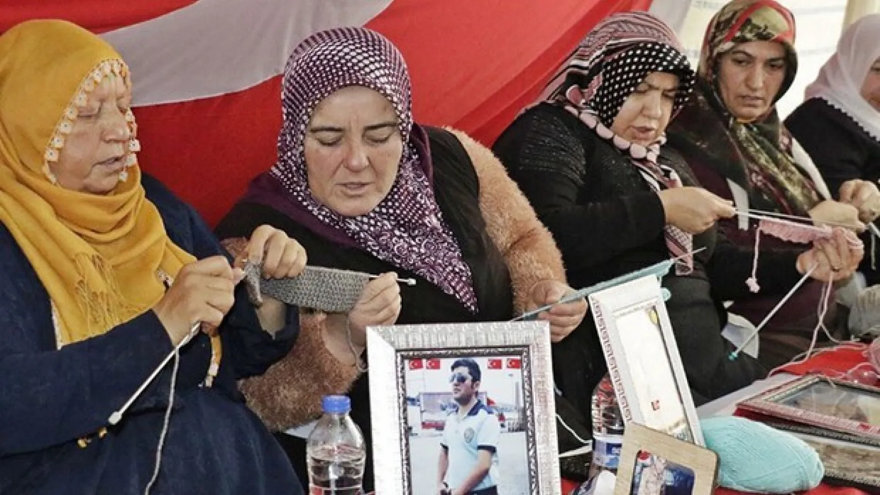 HDP önündeki aileler, depremzedelere atkı örüyor