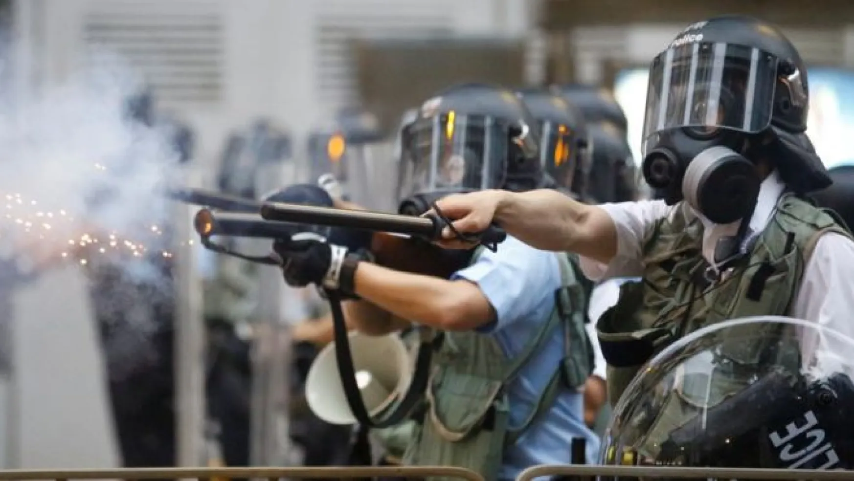 Hong Kong'da Polis Dehşeti: 22 Yaralı