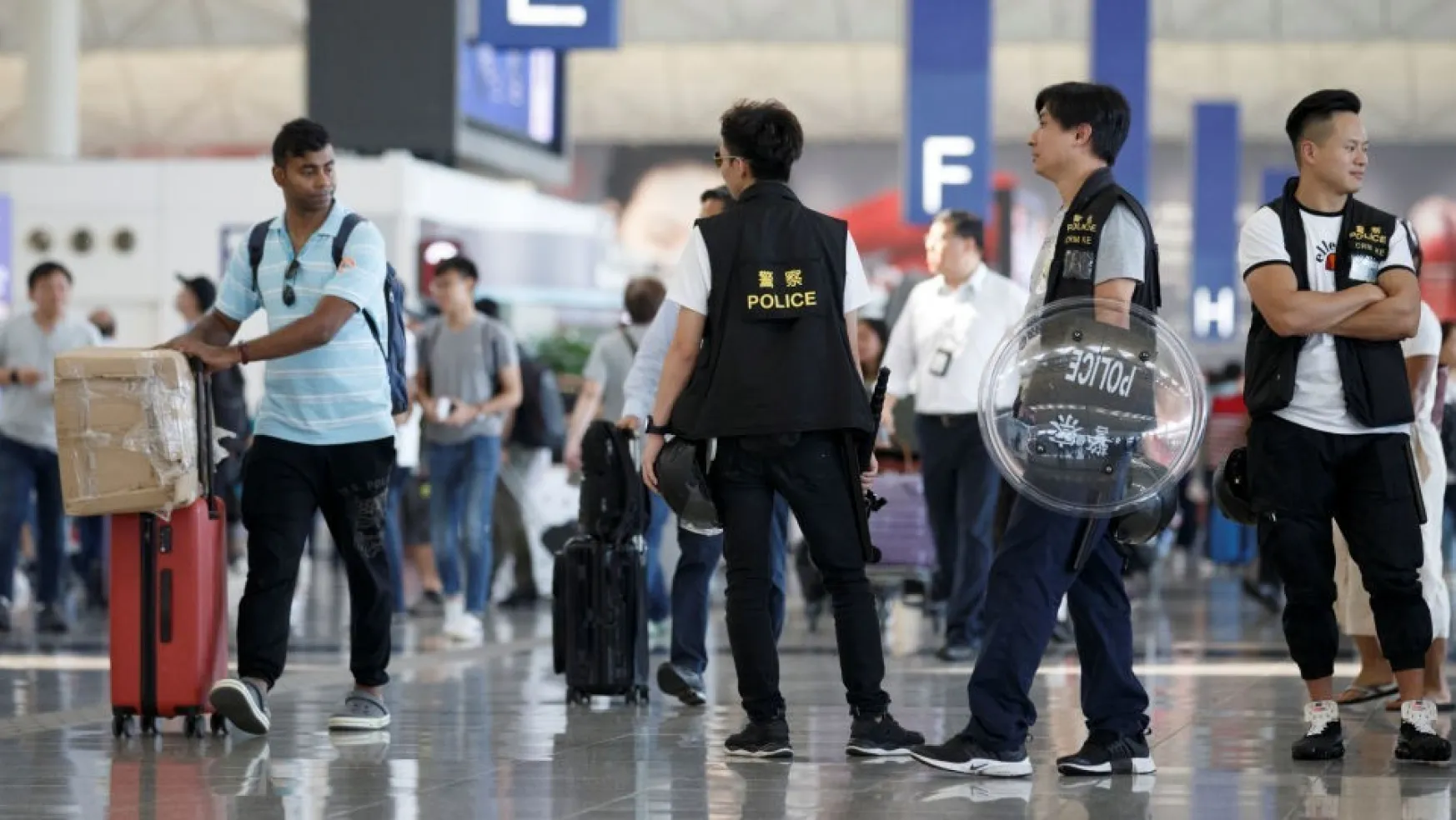 Hong Kong Havaalanı Yeniden Uçuşlara Açıldı