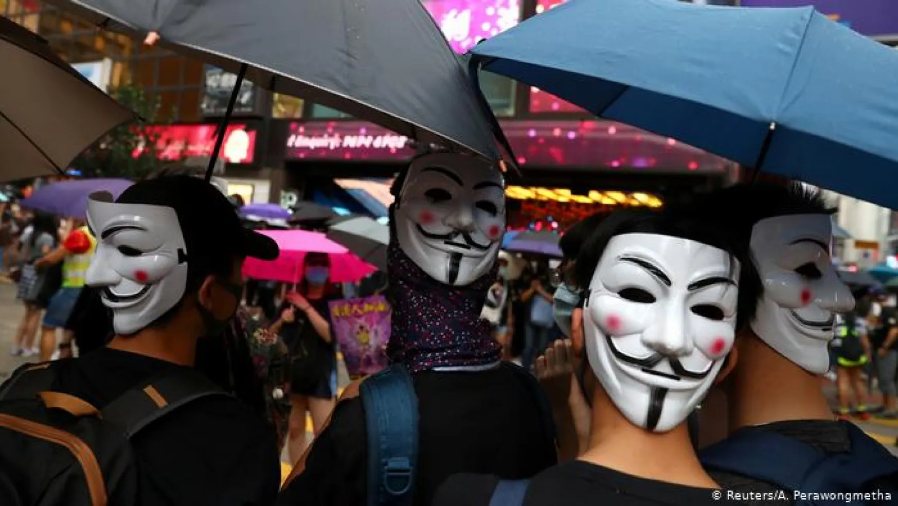 Hong Kong Maske Yasağına Direniyor