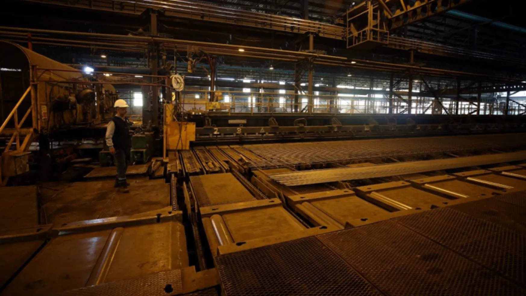 İskenderun'da demir çelik fabrikalarında ara verilen üretim yeniden başladı