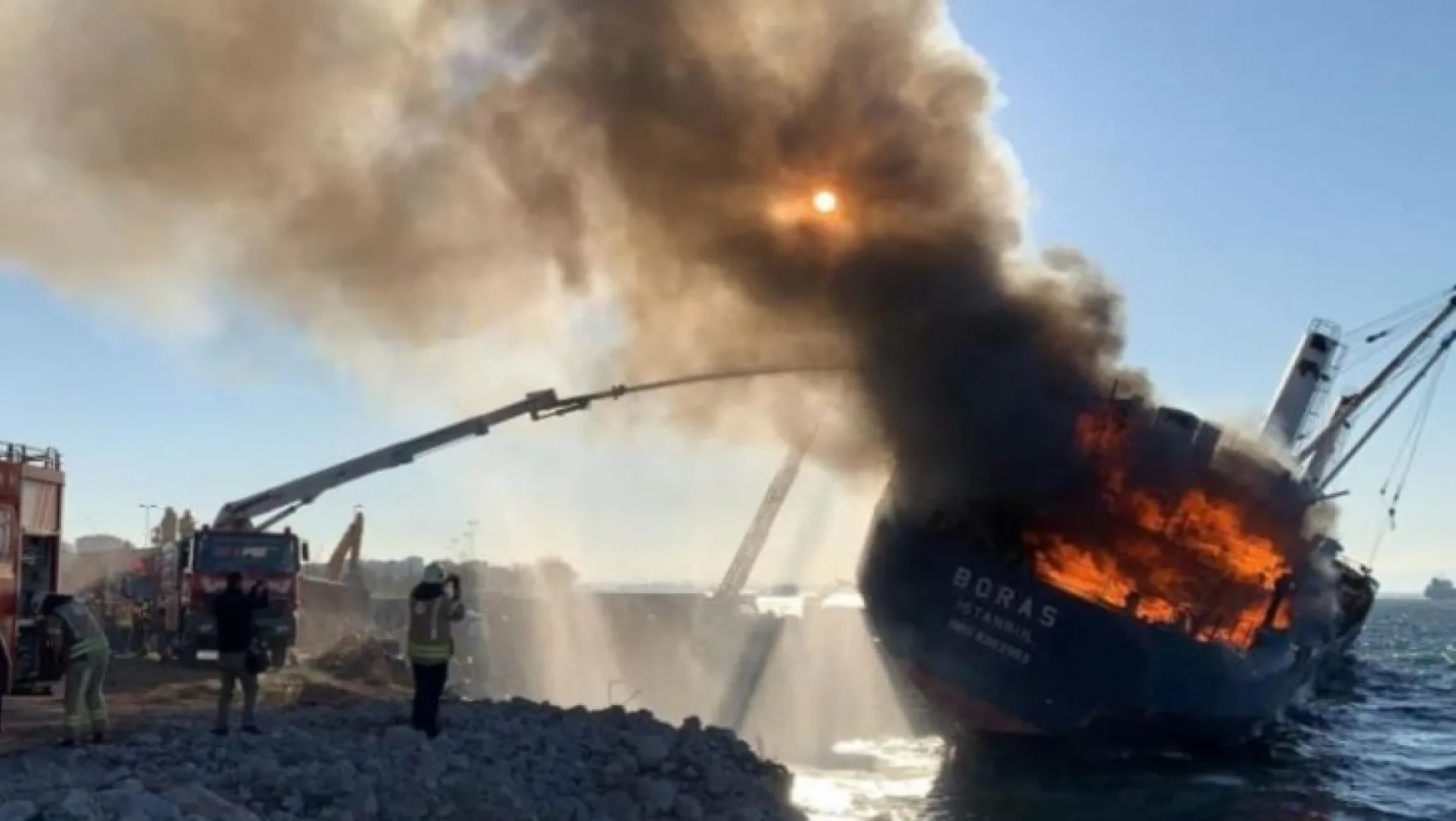 İstanbul Kartal'da kuru yük gemisi yanıyor