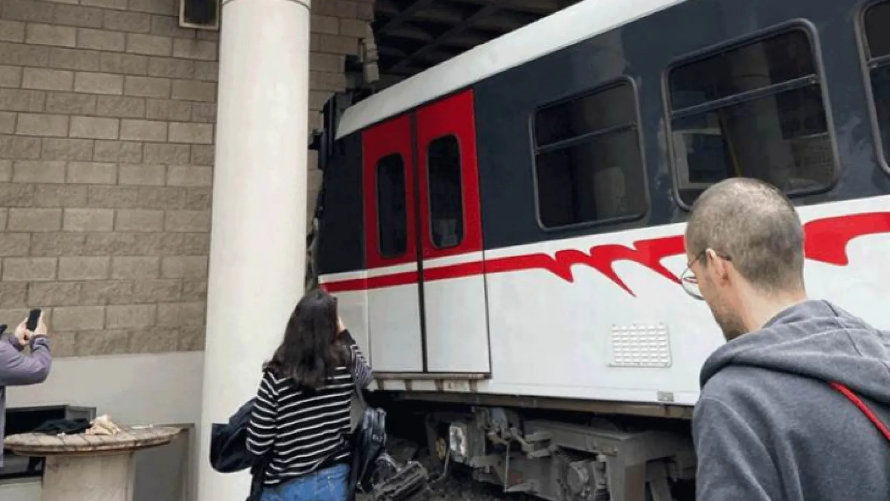 İzmir'de metro raydan çıkarak duvara çarptı!