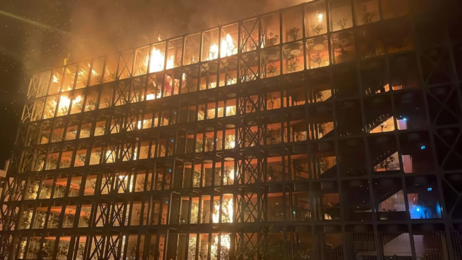 İzmir Narlıdere'de büyük site yangını