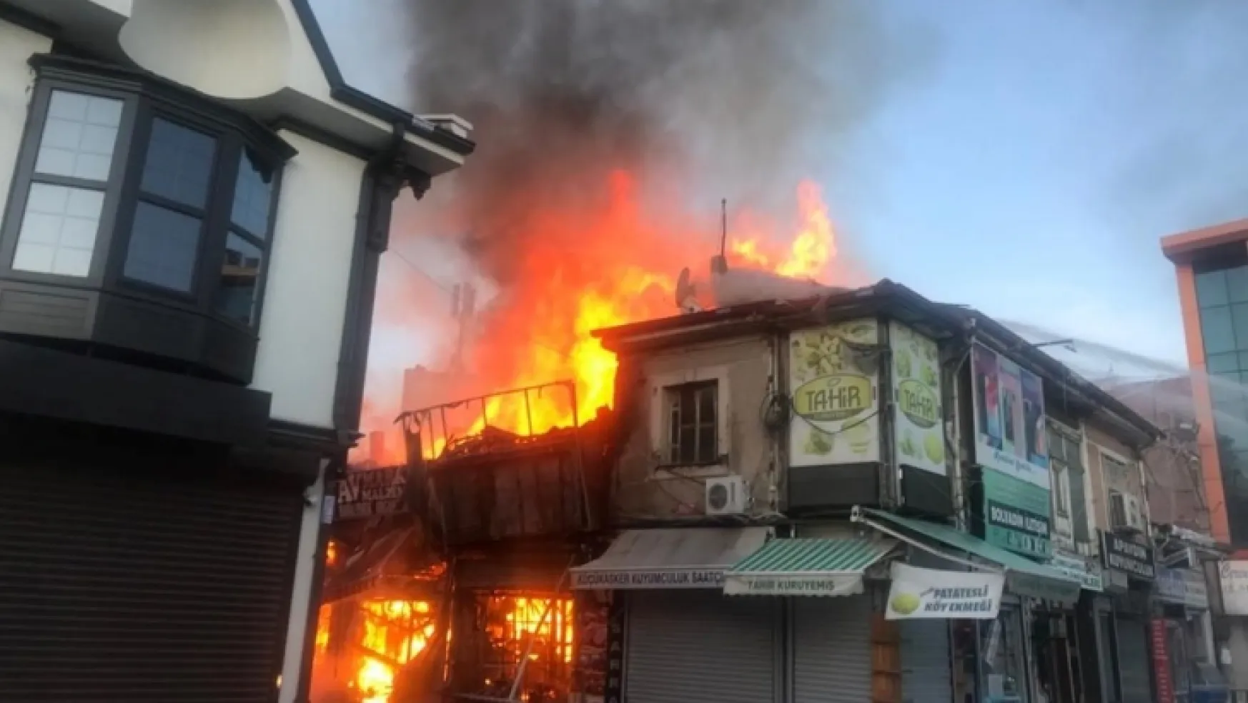 Kasapta başlayan yangın 15 dükkanı yaktı