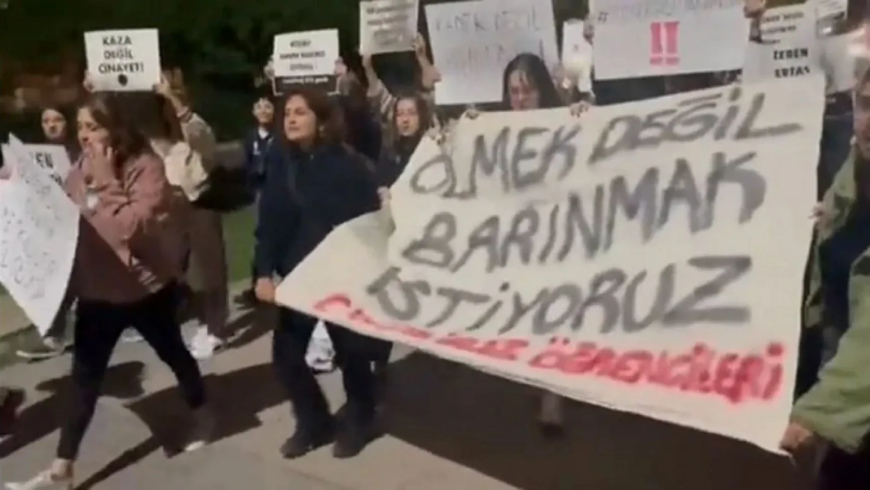 KYK yurdundaki asansör faciasının ardından öğrencilerden protesto gösterisi
