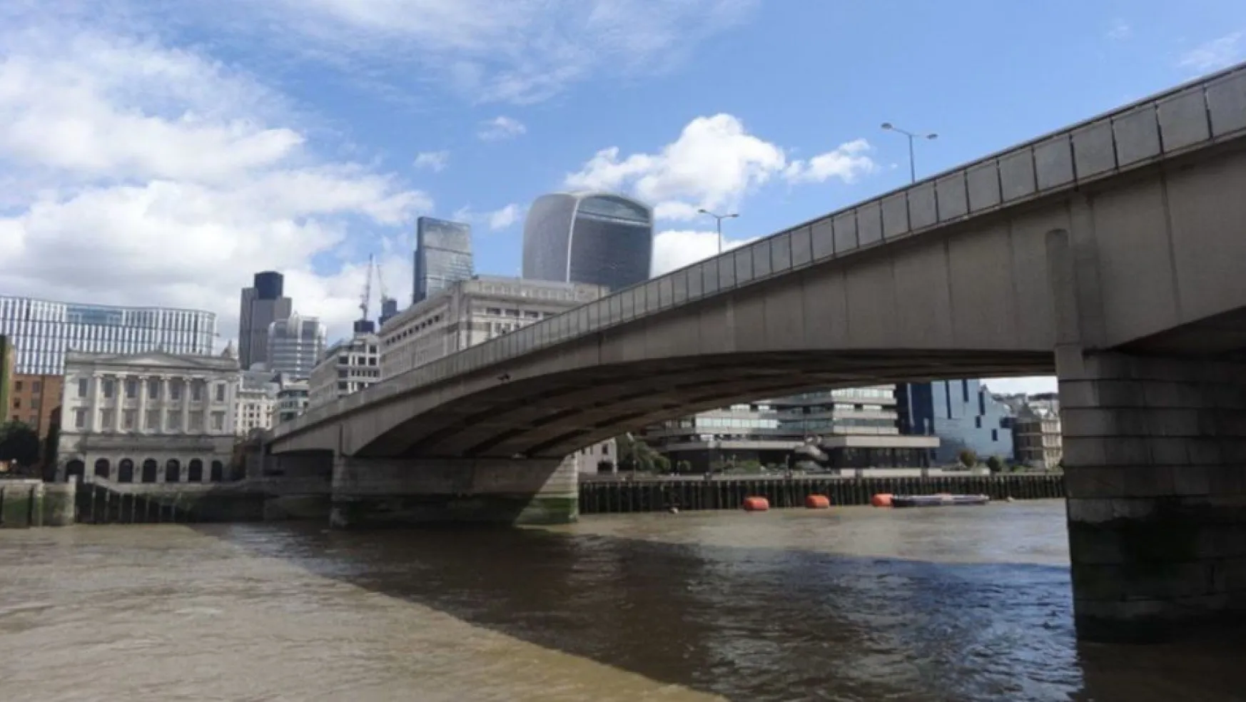 Londra Köprüsü'nde Bıçaklı Saldırı