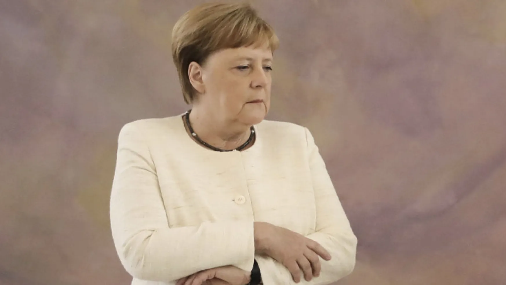 Merkel Yine Titreme Krizine Yakalandı