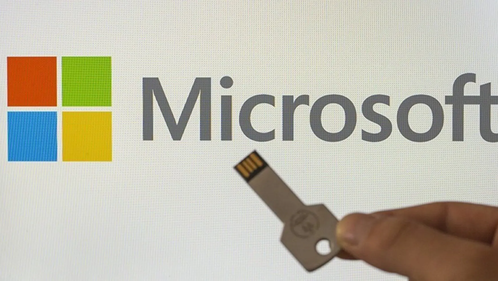 Microsoft Çalışanlarını Dinlediğini Kabul Etti