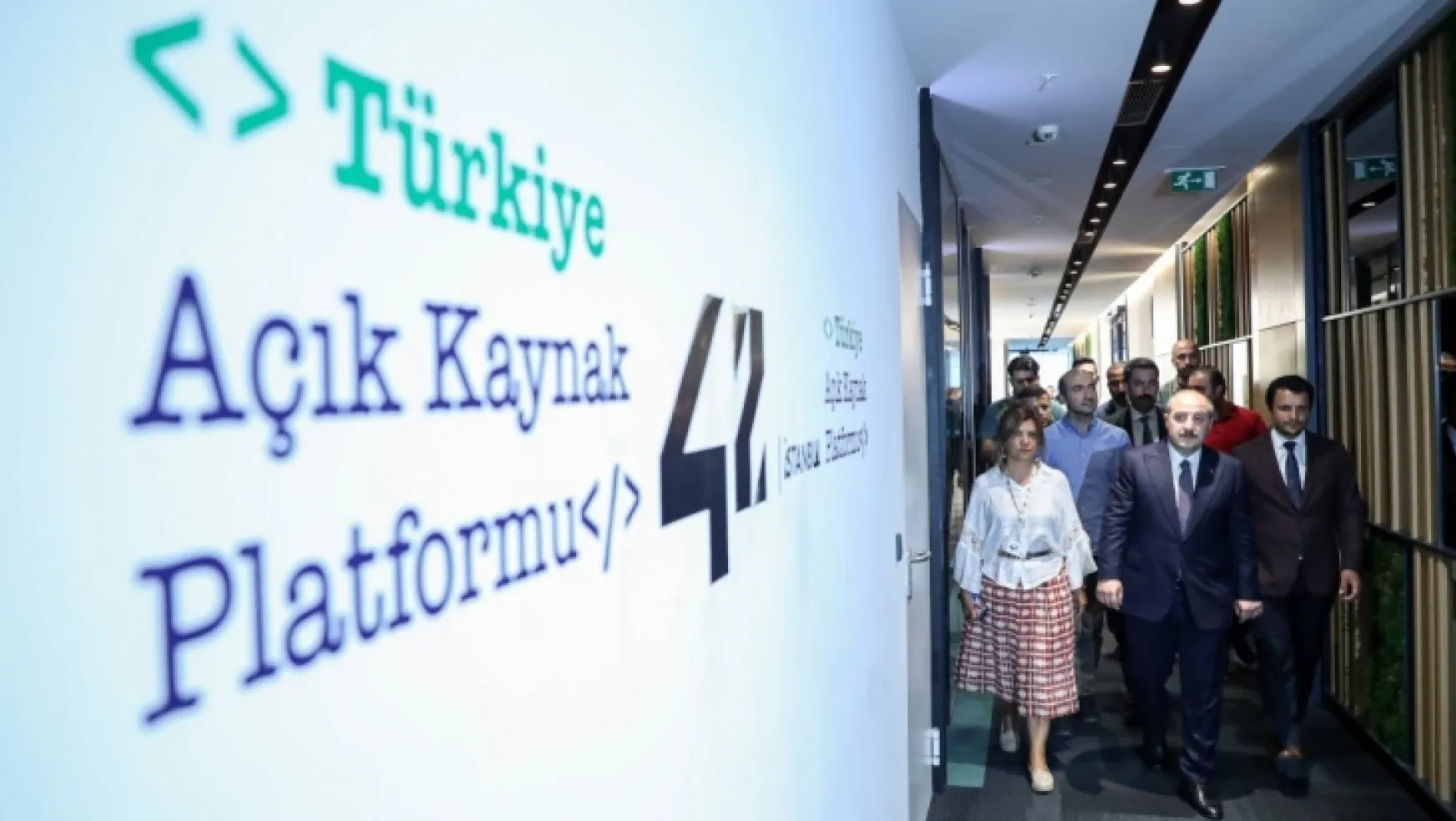 Mustafa Varank, 42 İstanbul yazılım okulunda gençlerle buluştu