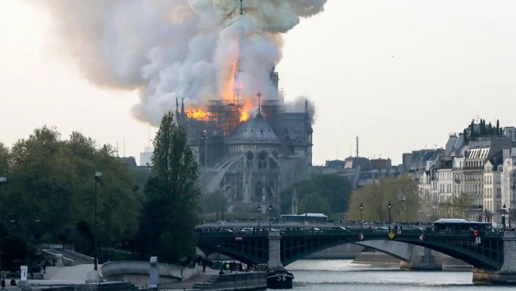 Notre Dame Yanıyor