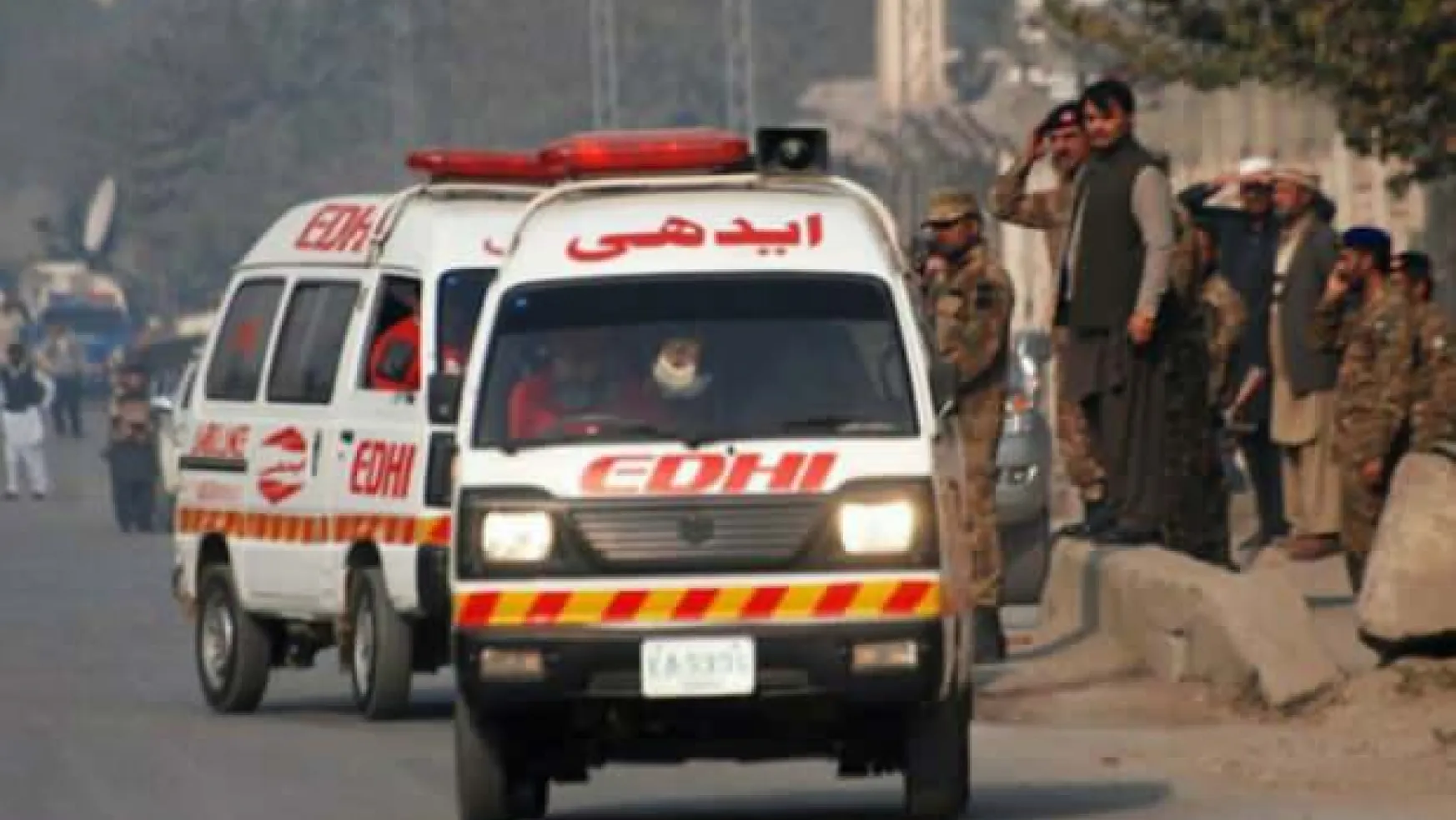 Pakistan'da dolmuş kanala düştü: 20 ölü
