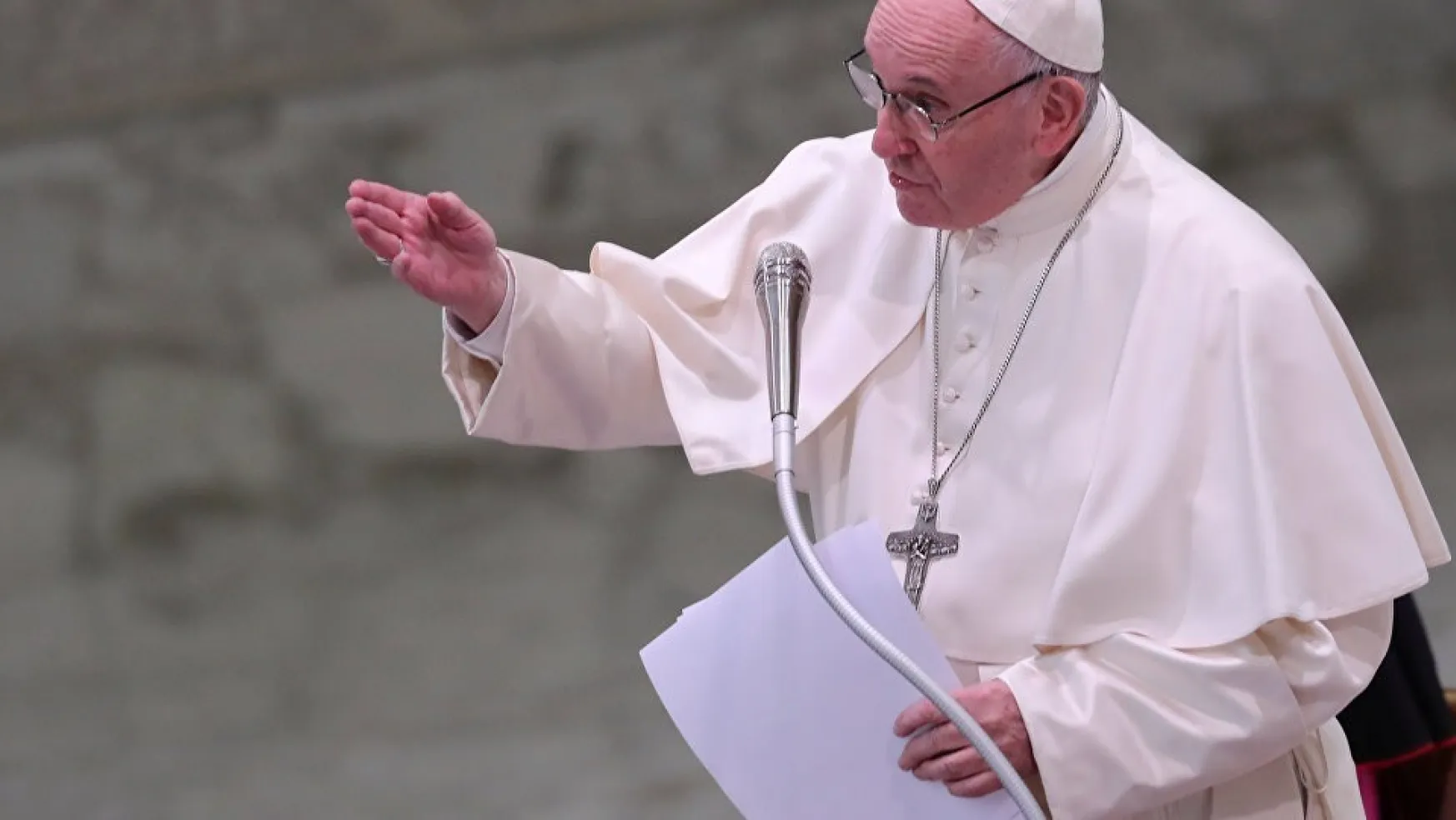 Papa'dan Berberlere: Dedikodu Yapmayın