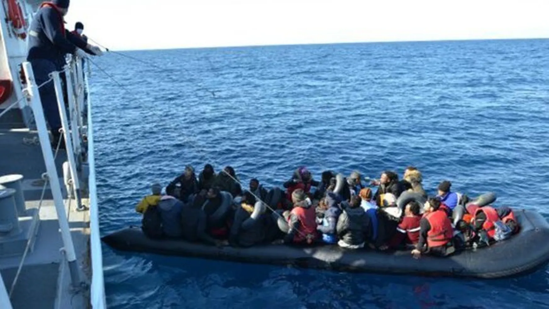 Sahil güvenlik yardım isteyen 196 göçmeni kurtardı