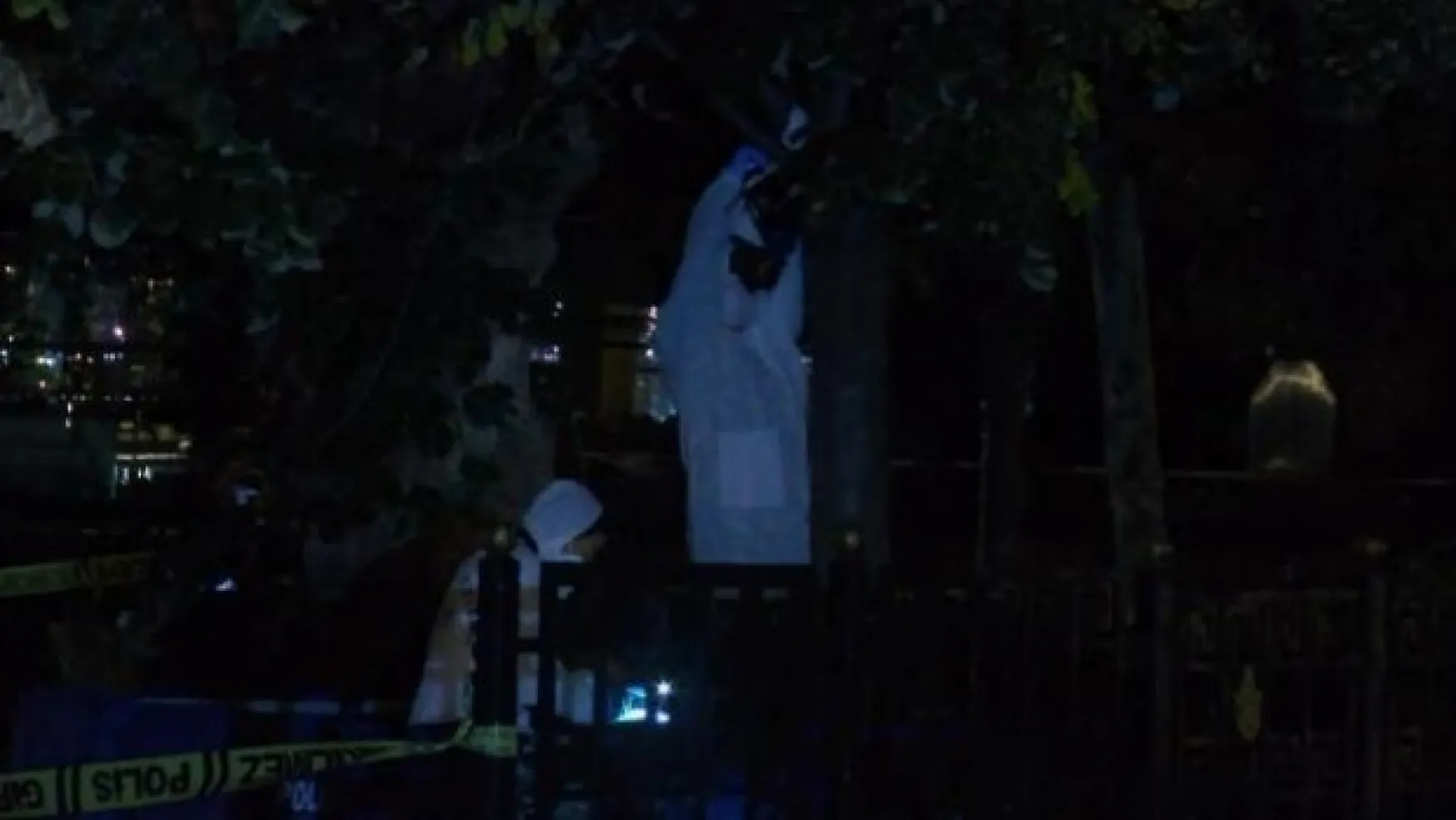 Sirkeci'de ağaca asılı erkek cesedi bulundu