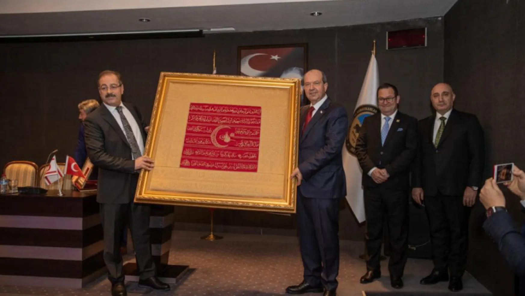 TESKOMB'dan  KKTC cumhurbaşkanı  Ersin Tatar'a Ahi Sancağı