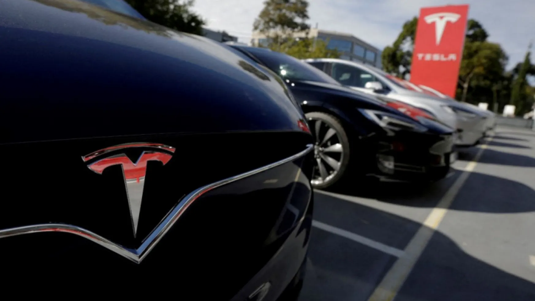 Tesla, Çin'de 1,6 milyon aracı geri çağırdı