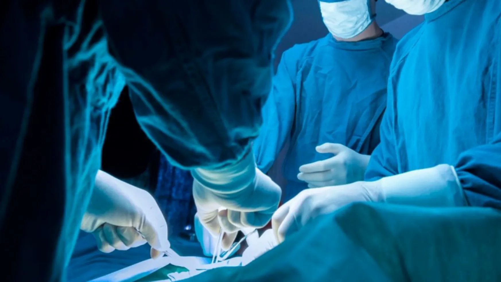 Türk doktorlardan dünyada ilk: 2 santimetreden 4 operasyon